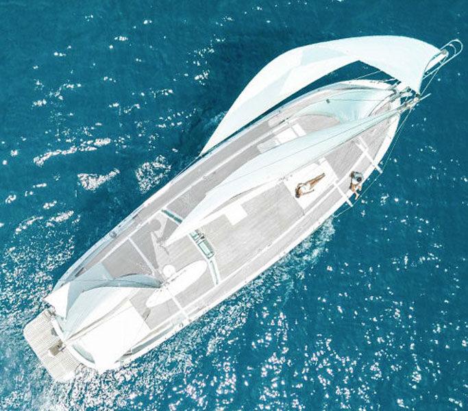 Navega Mediterráneo ofrece una experiencia náutica única a bordo de la Goleta Topaz en Valencia