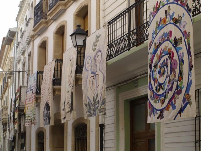 El arte textil transforma Gata de Gorgos en una galería a cielo abierto