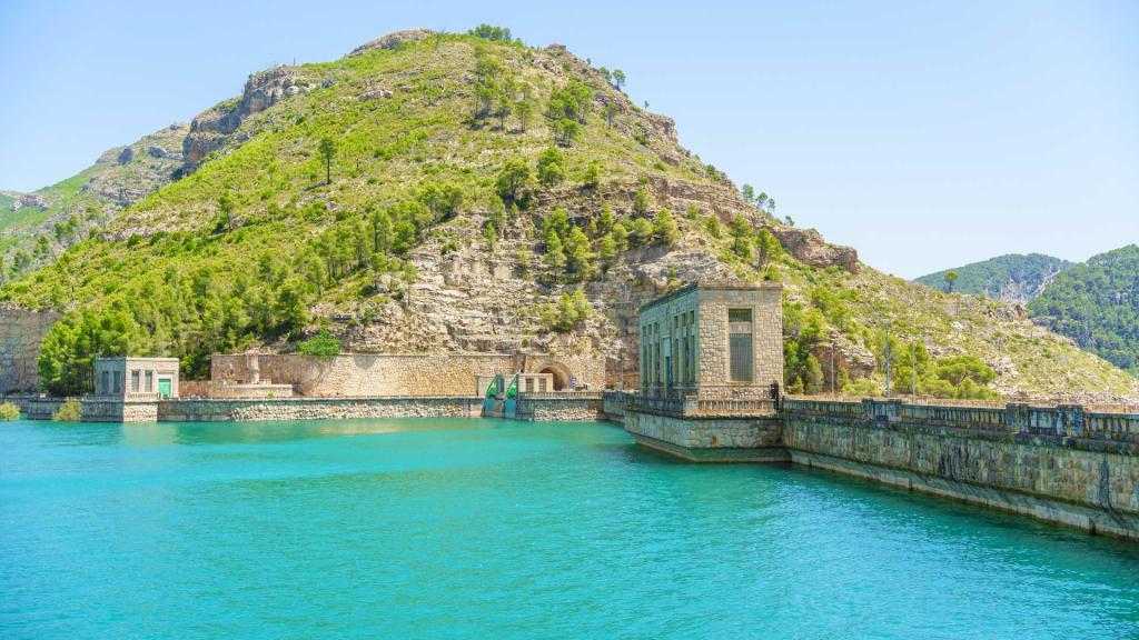 Dos días en moto por montañas, curvas y embalses: Toro Biker te guía al corazón de la Comunitat Valenciana